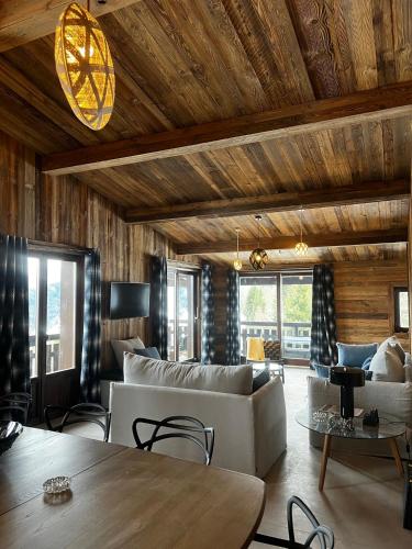 un salon avec un canapé et une table dans l'établissement La Belle Etoile, à Saint-Gervais-les-Bains