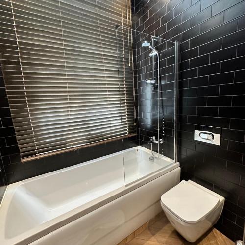 a bathroom with a toilet and a bath tub and a toilet at Supérieur Suite Balima B25 in Rabat
