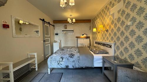 una camera da letto con un letto e uno specchio di Old Bishop's House a Tallinn