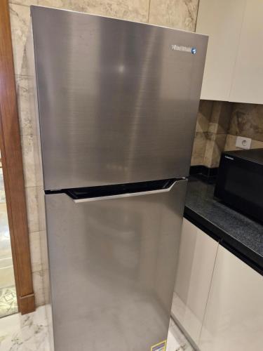 a stainless steel refrigerator in a kitchen at شقة غرفتين واحدة ماستر اثاث فندقي الرحاب القاهرة الجديدة in Cairo