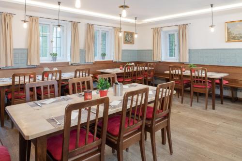 Hotel Aiterbach am Chiemseeにあるレストランまたは飲食店