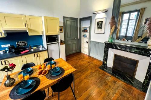 une cuisine avec une table en bois et une cheminée dans l'établissement 84B9 - 