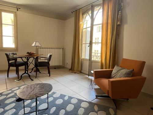 un salon avec un canapé et une table dans l'établissement 'Petit Béguin' au coeur d'Uzès, à Uzès