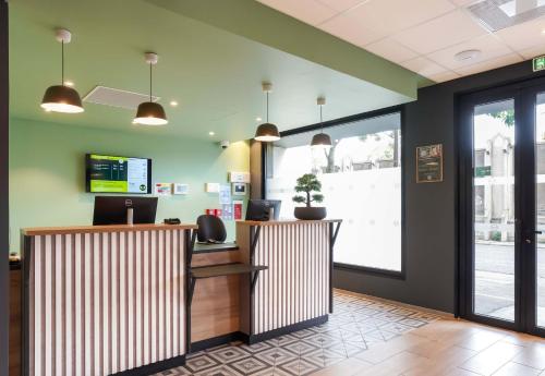 an office with a lobby with a reception desk at B&B HOTEL Paris Porte d'Orléans in Montrouge
