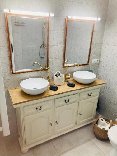 une salle de bain avec deux lavabos et un miroir dans l'établissement Chambre 1er étage, à Canet