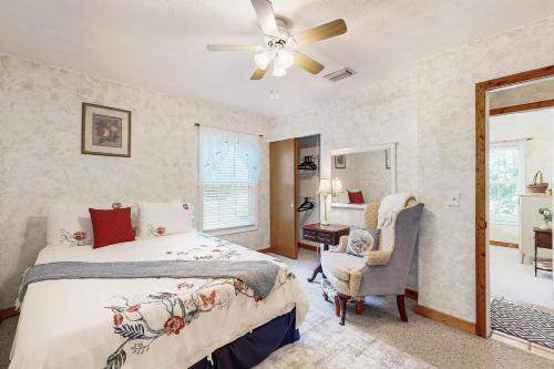 Giường trong phòng chung tại Cozy cottage near the beach with internet, AC, Washer/Dryer