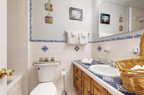 Phòng tắm tại Cozy cottage near the beach with internet, AC, Washer/Dryer