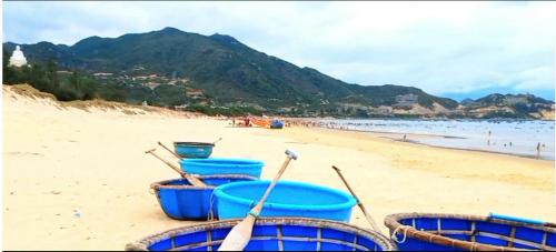 a group of boats sitting on the beach at Homestay sao biển in Phương Phi