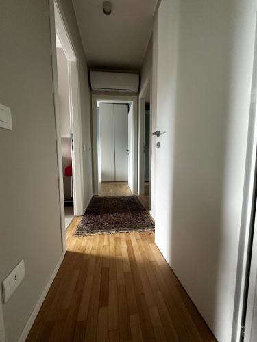 an empty hallway with a door and a wooden floor at Macapartment in Mogliano Veneto