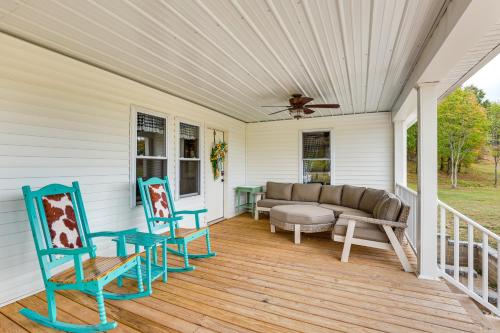 Μπαλκόνι ή βεράντα στο Wooded Escape with Pond and Grill in Pleasant City!