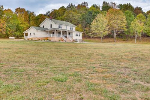 Κήπος έξω από το Wooded Escape with Pond and Grill in Pleasant City!
