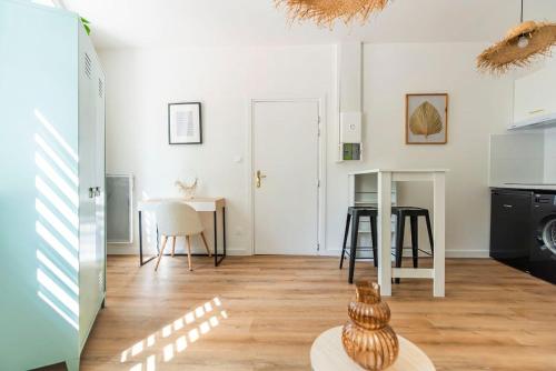 un salon avec une table et une cuisine dans l'établissement The Cosy Place, à Toulouse