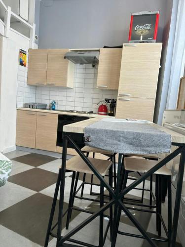 une cuisine avec une table et des chaises dans une cuisine dans l'établissement Le Marengo - clim - Gare- centre-ville, à Toulouse