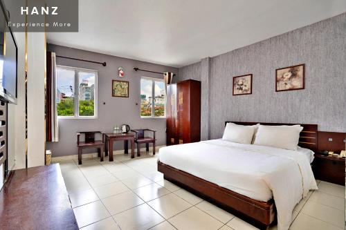 una camera da letto con un letto grande e un tavolo di S79 Hao Tin Hotel ad Ho Chi Minh