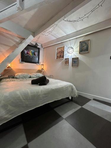 une chambre avec un lit dans une pièce dans l'établissement Le Marengo - clim - Gare- centre-ville, à Toulouse