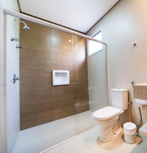 a bathroom with a shower and a toilet at Vinhedo Plaza Hotel in Vinhedo