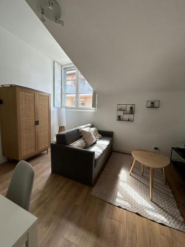 un salon avec un canapé et une table dans l'établissement L'embarcadère Toulousain - T1 - Gare - centre ville, à Toulouse