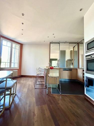 une cuisine avec une table et des chaises dans une pièce dans l'établissement Loft Garonne - Centre ville immeuble privatif, à Toulouse