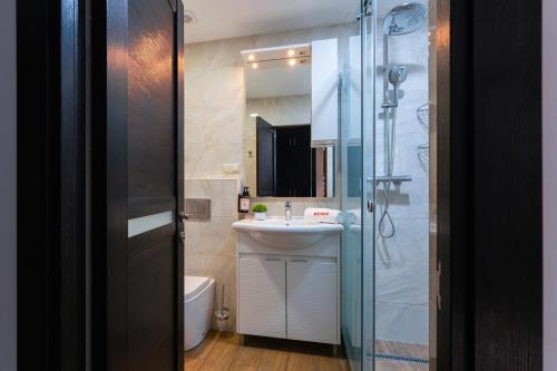 une salle de bain avec un lavabo et une douche dans l'établissement KeyGo #0099 I 1 Bedroom I Near National Gallery, à Erevan