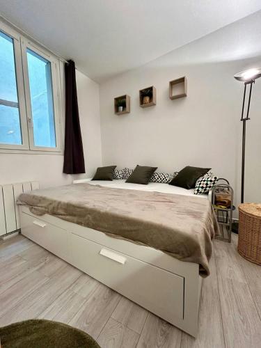 une chambre blanche avec un grand lit dedans dans l'établissement Au Charme des Carmes - T1 sur cour - Métro A & B, à Toulouse