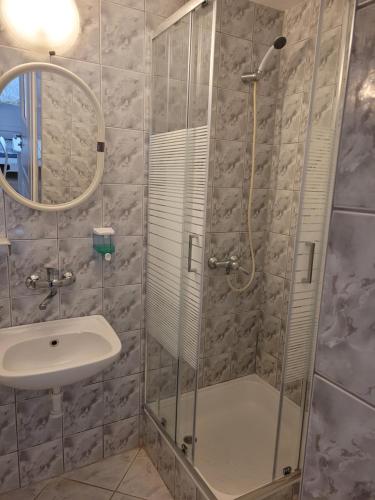a bathroom with a shower and a sink at Pokoje Gościnne Galeon w Darłówku in Darłowo