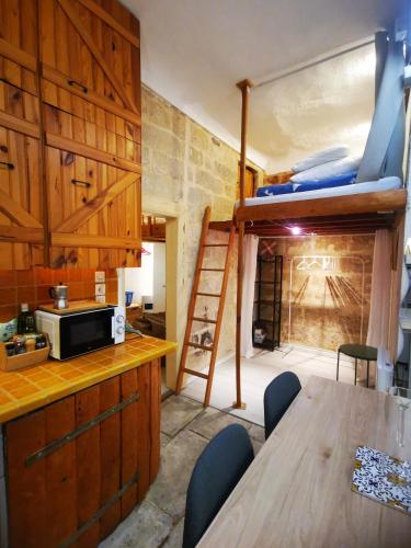 - une cuisine avec une table et des lits superposés dans l'établissement Appartement cosy cœur historique de Montpellier, à Montpellier