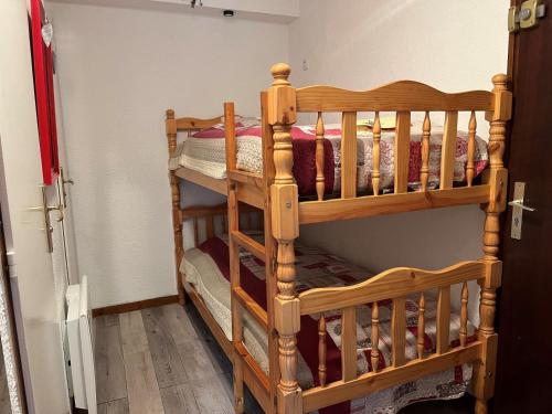 quelques lits superposés dans une chambre dans l'établissement Studio cosy avec balcon, proche télécabine, 4 pers, cuisine équipée, TV et Multispass inclus - FR-1-198-128, à Châtel