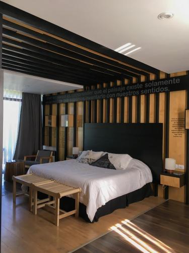 Una cama o camas en una habitación de A Hotel Decosuites
