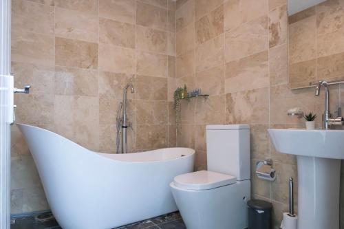 Ένα μπάνιο στο Finchley Road Studios & Apartments by PrimeCityHosts