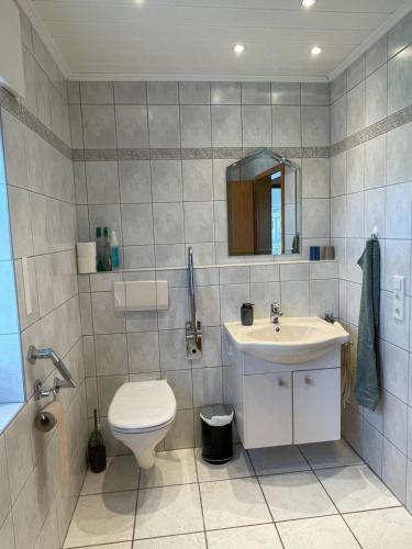 Ένα μπάνιο στο Haus Biber - altersgerechtes Ferienhaus am Niederrhein -