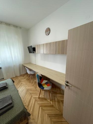 a room with a desk and a chair in a room at Под старой лозой in Novi Sad