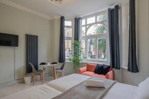 Ένα ή περισσότερα κρεβάτια σε δωμάτιο στο Finchley Road Studios & Apartments by PrimeCityHosts