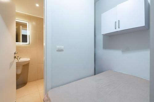 Koupelna v ubytování New with hot view,4 bedrooms”Emaar Mivida”