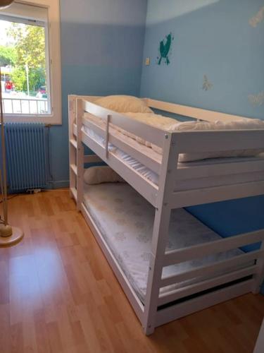 Ce lit superposé en bois se trouve dans un dortoir doté d'une fenêtre. dans l'établissement Port Dauphin II, T3, 6 pers, piscine, parking, wifi, centre port, au Cap d'Agde