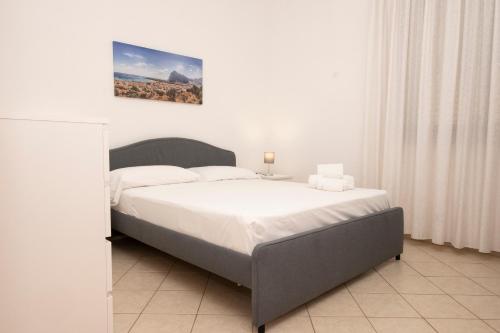 Ένα ή περισσότερα κρεβάτια σε δωμάτιο στο Casa Adragna con Ampio Giardino