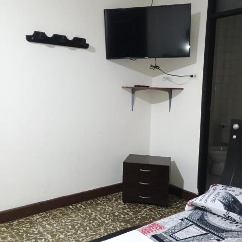 Televisyen dan/atau pusat hiburan di Hotel Villa Giron inn