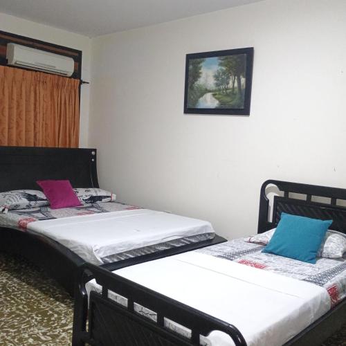 Katil atau katil-katil dalam bilik di Hotel Villa Giron inn