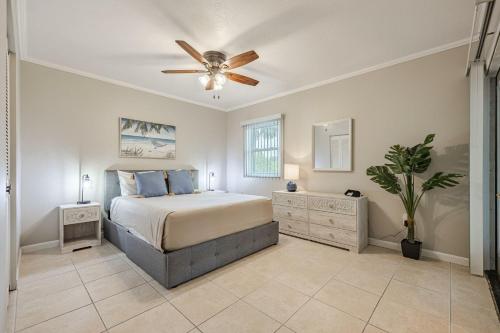une chambre avec un lit et un ventilateur de plafond dans l'établissement Hutt Haven, à Port Charlotte