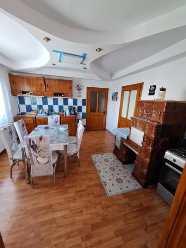 a living room with a table and chairs and a kitchen at CASA CU LAVANDĂ in Vatra Dornei