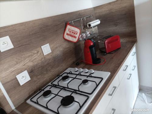 - un comptoir de cuisine avec cuisinière et mixeur rouge dans l'établissement Chez Sabine La Campagne, à Narbonne