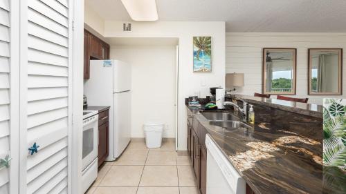 eine Küche mit Spüle und Arbeitsplatte in der Unterkunft Modern and Coastal Ocean Pointe 2307 in Key Largo