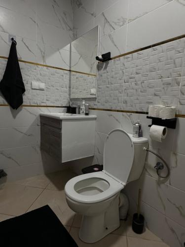 拜尔坎Luxe appartement Berkane的带马桶和水槽的白色浴室