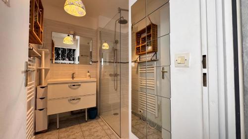 une salle de bain avec un lavabo et une douche dans l'établissement Magnifique Appartement 9min Disney, à Bailly-Romainvilliers