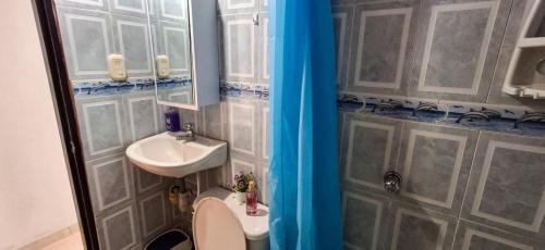 Un baño pequeño con lavabo e inodoro. en My house apartamento Santa rosa, en Santa Rosa de Cabal