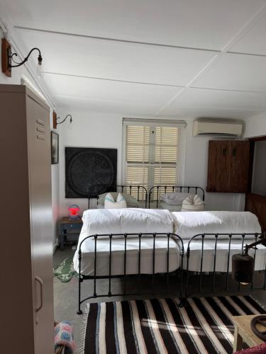Ein Bett oder Betten in einem Zimmer der Unterkunft The Karoo Moon Motel