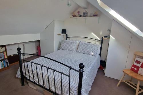 Ένα ή περισσότερα κρεβάτια σε δωμάτιο στο 3 Bedroom - 1 Bathroom - Garden - Pet Friendly