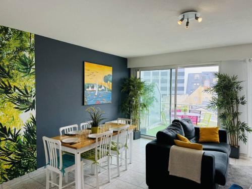 un salon avec une table et un canapé dans l'établissement 3 pièces plein centre, parking, 400m plage, à Quiberon