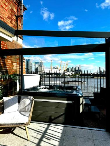 3 x Bedroom Riverside Flat with HOT TUB on Roof Terraceにあるバルコニーまたはテラス