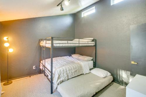 Ένα ή περισσότερα κρεβάτια σε δωμάτιο στο Smithfield Retreat Ideal for Family Gatherings!