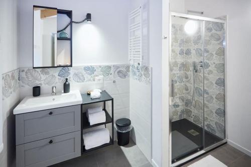 a bathroom with a sink and a shower at Loft dal design raffinato a Vigonovo in Fontanafredda